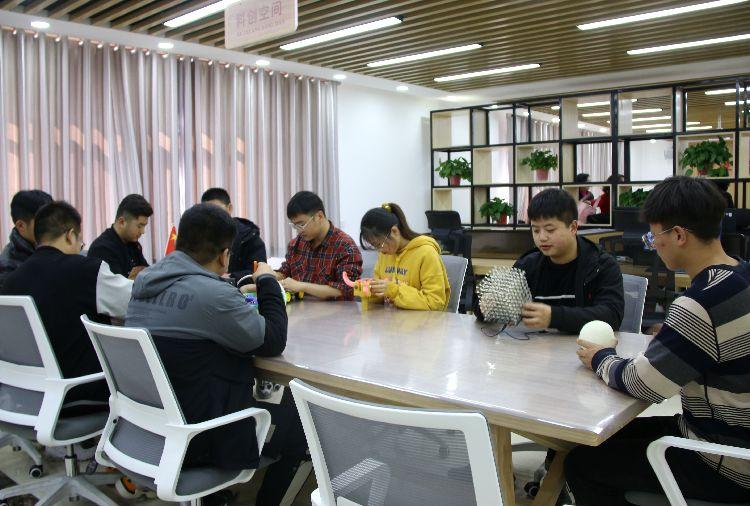 介子路社區(qū)360大學(xué)生社會(huì)實(shí)踐基地科創(chuàng)空間。  本報(bào)記者  盤小美  攝 