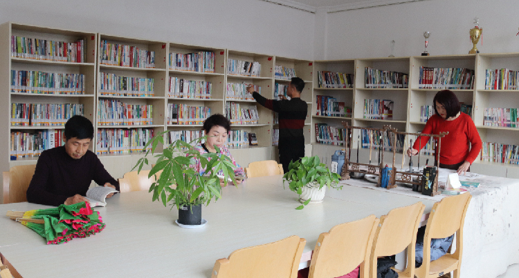 居民在社區(qū)城市書吧看書、繪畫。  通訊員  郭芳  攝  