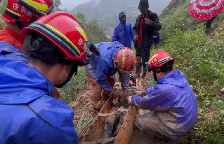 甘肅慶陽：連發(fā)兩起因抓蝎子墜溝被困事故 消防雨夜馳援