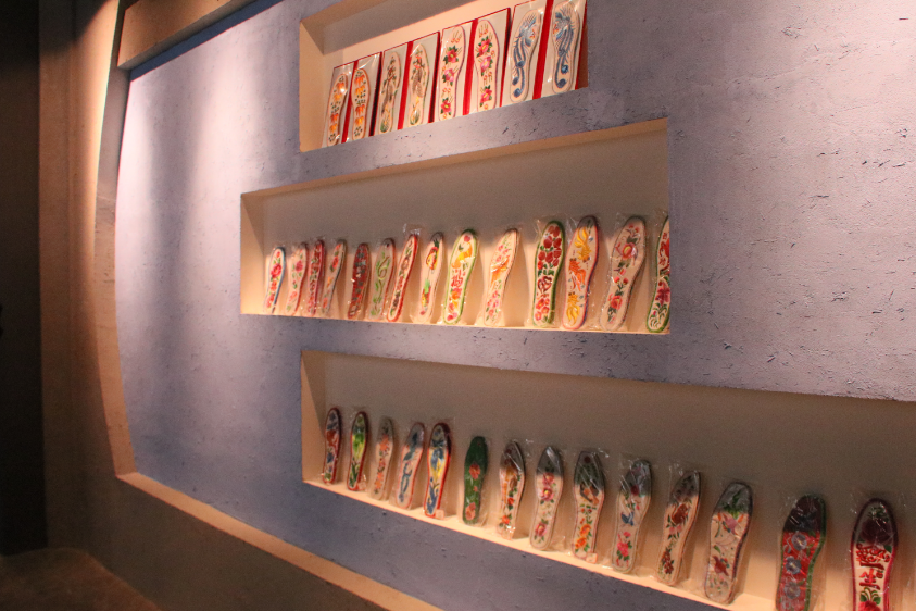 莊子峁生態(tài)農(nóng)莊農(nóng)耕文化展示廳內(nèi)展示的手工刺繡鞋墊。