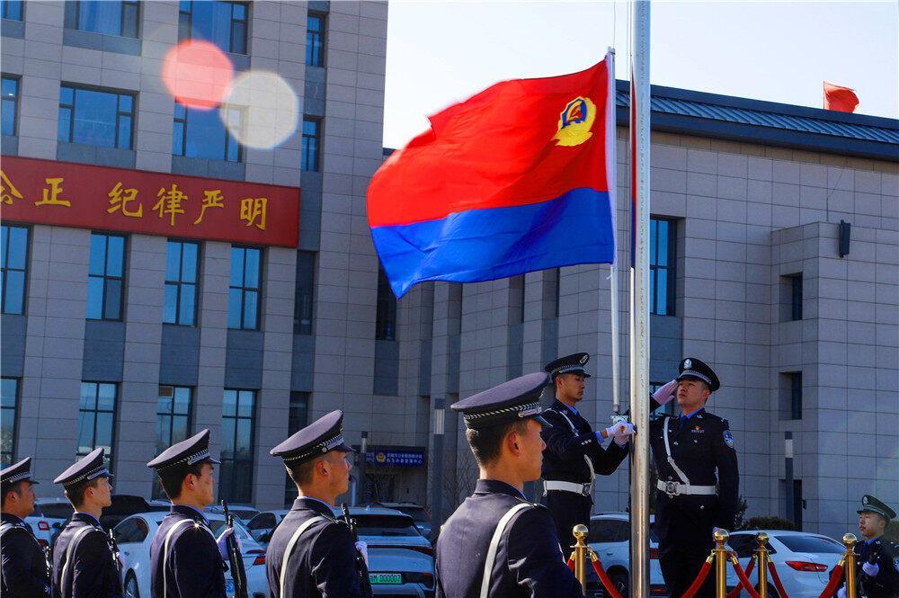 【攝影報道】慶陽市公安局西峰分局舉行升警旗儀式，慶祝第四個中國人民警察節(jié)