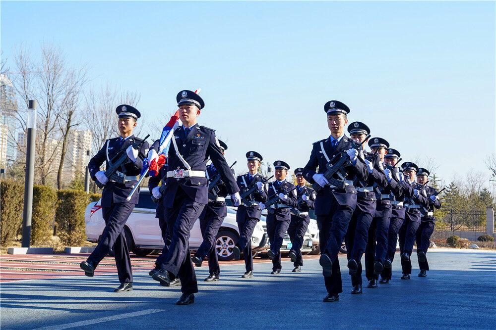 【攝影報道】慶陽市公安局西峰分局舉行升警旗儀式，慶祝第四個中國人民警察節(jié)