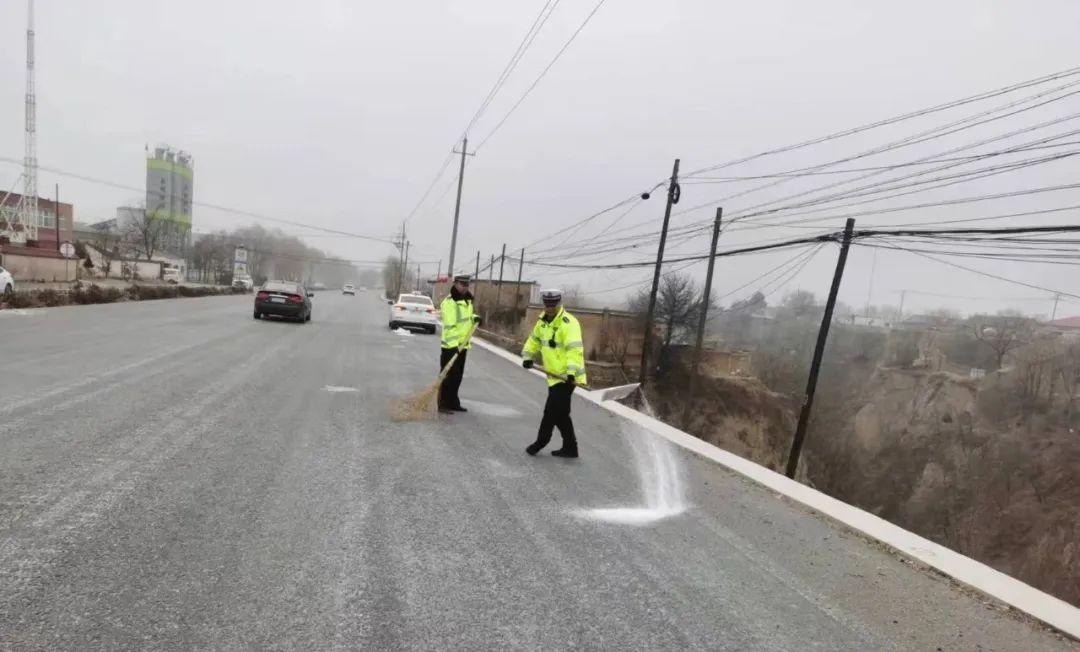 慶城公安交警以雪為令除冰保暢守護(hù)群眾安全出行