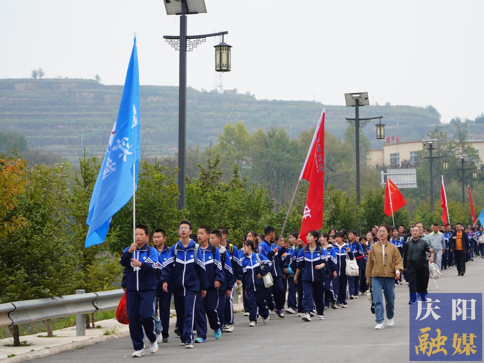 為青春勵(lì)志 為前行追光 慶陽(yáng)市西峰區(qū)顯勝實(shí)驗(yàn)學(xué)校開(kāi)展20公里徒步研學(xué)活動(dòng)